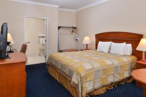 One King Bed Accessible Non-Smoking room in Americas Best Value Inn - Joshua Tree/Twentynine Palms