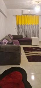 home close to airport- airport pick up available