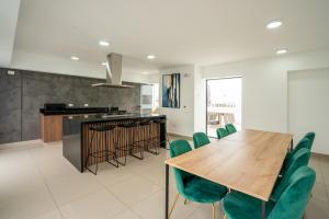 Modern Benavides 707 Residences by Geko