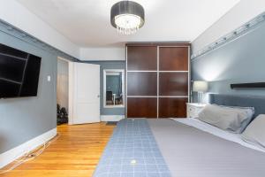 Huge King Room in 3 BedRoom Great Location Downtown Mtl