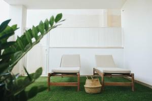 Habitación con cama grande y vistas al jardín