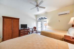 Close to Parks and Beaches! Naples Studio with Pool