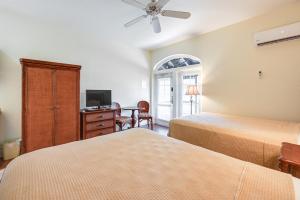 Close to Parks and Beaches! Naples Studio with Pool