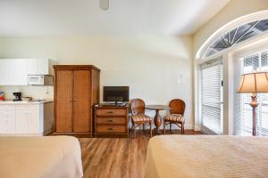 Close to Parks and Beaches! Naples Studio with Pool