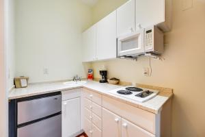 Close to Parks and Beaches! Naples Studio with Pool