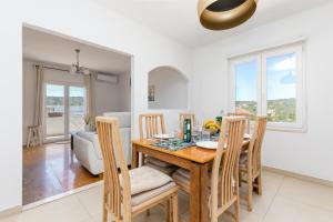 Apartments with parking space Vinisce, Trogir - 23986