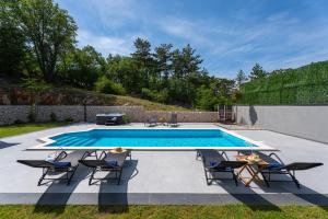Villa Lauret with Hot-Tub, Sauna, Heated Pool, 3 En Suite Bedrooms