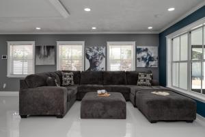 Luxury Waterfront Villa Heated Pool & Gameroom