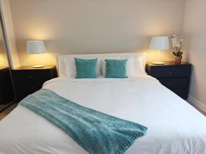 Skyline Escape 1-Bedroom with Balcony and Roof-Top Pool