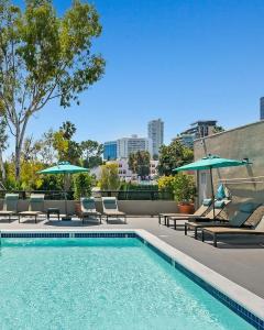 Skyline Escape 1-Bedroom with Balcony and Roof-Top Pool