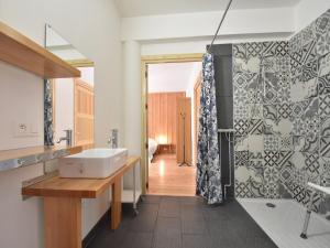 Maisons de vacances Mansion in Cuzy with Pool and Scenic Views, cleaning included : photos des chambres