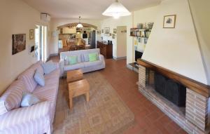 Stunning Home In Lucignano