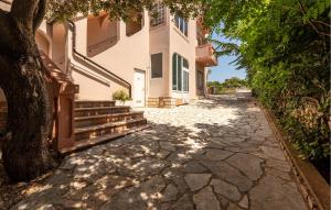 1 Bedroom Stunning Apartment In Mandre