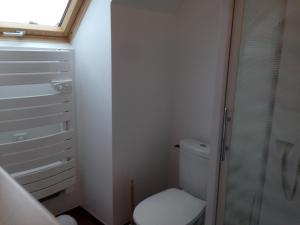 Maisons de vacances Holiday Home in Denneville by the Sea, cleaning included : photos des chambres
