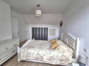 Maisons de vacances Holiday Home in Denneville by the Sea, cleaning included : photos des chambres