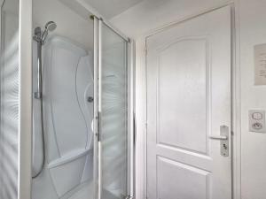 Maisons de vacances Holiday Home in Denneville by the Sea, cleaning included : photos des chambres