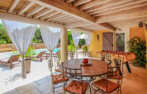 Maisons de vacances Nice Home In Sarrians With Wifi : photos des chambres