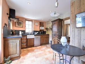 Maisons de vacances Luxurious Mansion in Castle Grounds in Lantheuil : photos des chambres