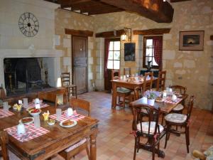 Maisons de vacances Holiday Home in Brion with Pool and Nature, cleaning included : photos des chambres
