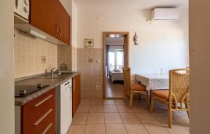 2 Bedroom Lovely Apartment In Mandre 