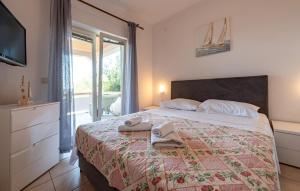 2 Bedroom Lovely Apartment In Mandre 