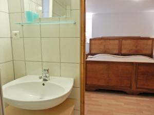 Appartements Apartment in Riquewihr near Vineyards, cleaning included : photos des chambres