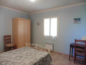 Maisons de vacances Country house with private terrace, Beaucaire, cleaning included : photos des chambres