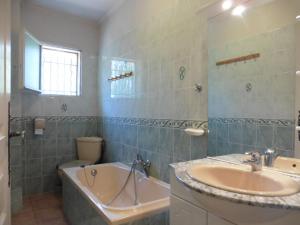 Maisons de vacances Country house with private terrace, Beaucaire, cleaning included : photos des chambres