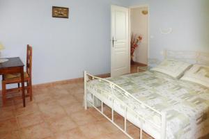 Maisons de vacances Country house with private terrace, Beaucaire, cleaning included : photos des chambres