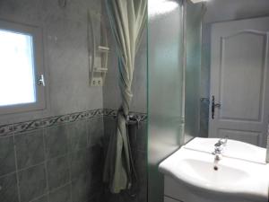 Maisons de vacances Country house with private terrace, Beaucaire, cleaning included : photos des chambres