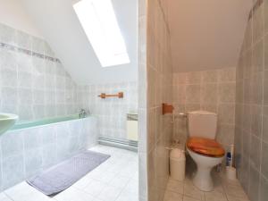 Maisons de vacances Holiday Home in Faverolles with Heated Pool, cleaning included : photos des chambres
