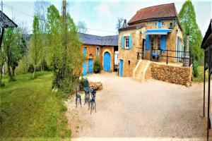 Maisons de vacances Holiday Home in Puy-l-Eveque with Pool, cleaning included : photos des chambres