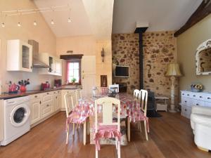 Maisons de vacances Tranquil Escape in Dordogne, cleaning included : photos des chambres