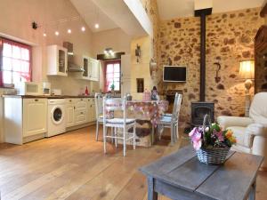 Maisons de vacances Tranquil Escape in Dordogne, cleaning included : photos des chambres
