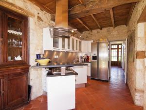 Maisons de vacances Hilltop Mansion with Pool, cleaning included : photos des chambres