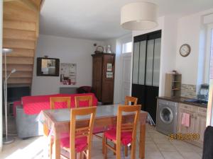 Maisons de vacances Holiday Home in Crux-la-Ville near Lake, cleaning included : photos des chambres