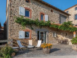 Maisons de vacances Holiday Home in Auvergne near Lespinasse Castle, cleaning included : photos des chambres