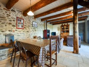 Maisons de vacances Holiday Home in Auvergne near Lespinasse Castle, cleaning included : photos des chambres