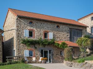 Maisons de vacances Holiday Home in Auvergne near Lespinasse Castle, cleaning included : Maison de Vacances 2 Chambres