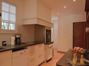 Villas Elegant Mansion in Provence, cleaning included : photos des chambres