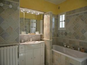 Villas Elegant Mansion in Provence, cleaning included : photos des chambres