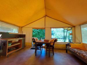 Tentes de luxe Romantic Safari Tent Lodge, cleaning included : photos des chambres