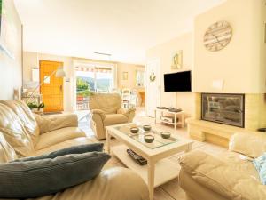 Villas Villa in Roquebrun with Private Pool, cleaning included : photos des chambres