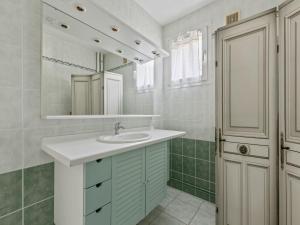 Villas Villa in Roquebrun with Private Pool, cleaning included : photos des chambres