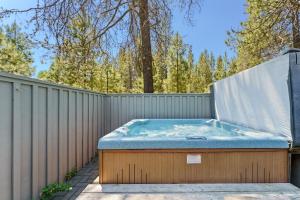 10 Tan Oak Home with BBQ on the Deck