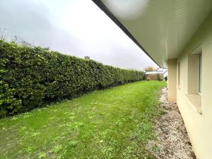 Single storey house with garden, cleaning included