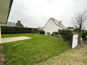 Single storey house with garden, cleaning included