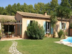 Maisons de vacances Noves Poolside Escape, cleaning included : photos des chambres