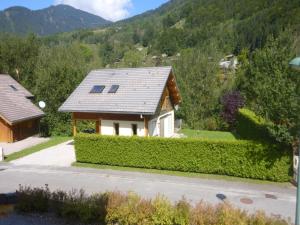 Chalets Chalet in Saint-Jean near Ski Lift, cleaning included : photos des chambres