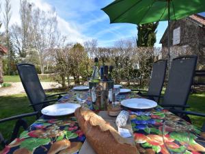Maisons de vacances Mansion in Charrin by Loire with Pool, cleaning included : photos des chambres